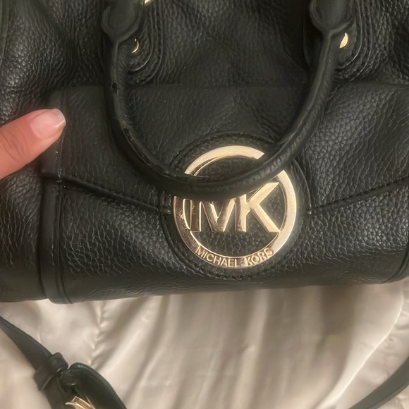 Beautiful Michael Kors bag black with gorgeous gold hardware functional - Picture 2 of 7